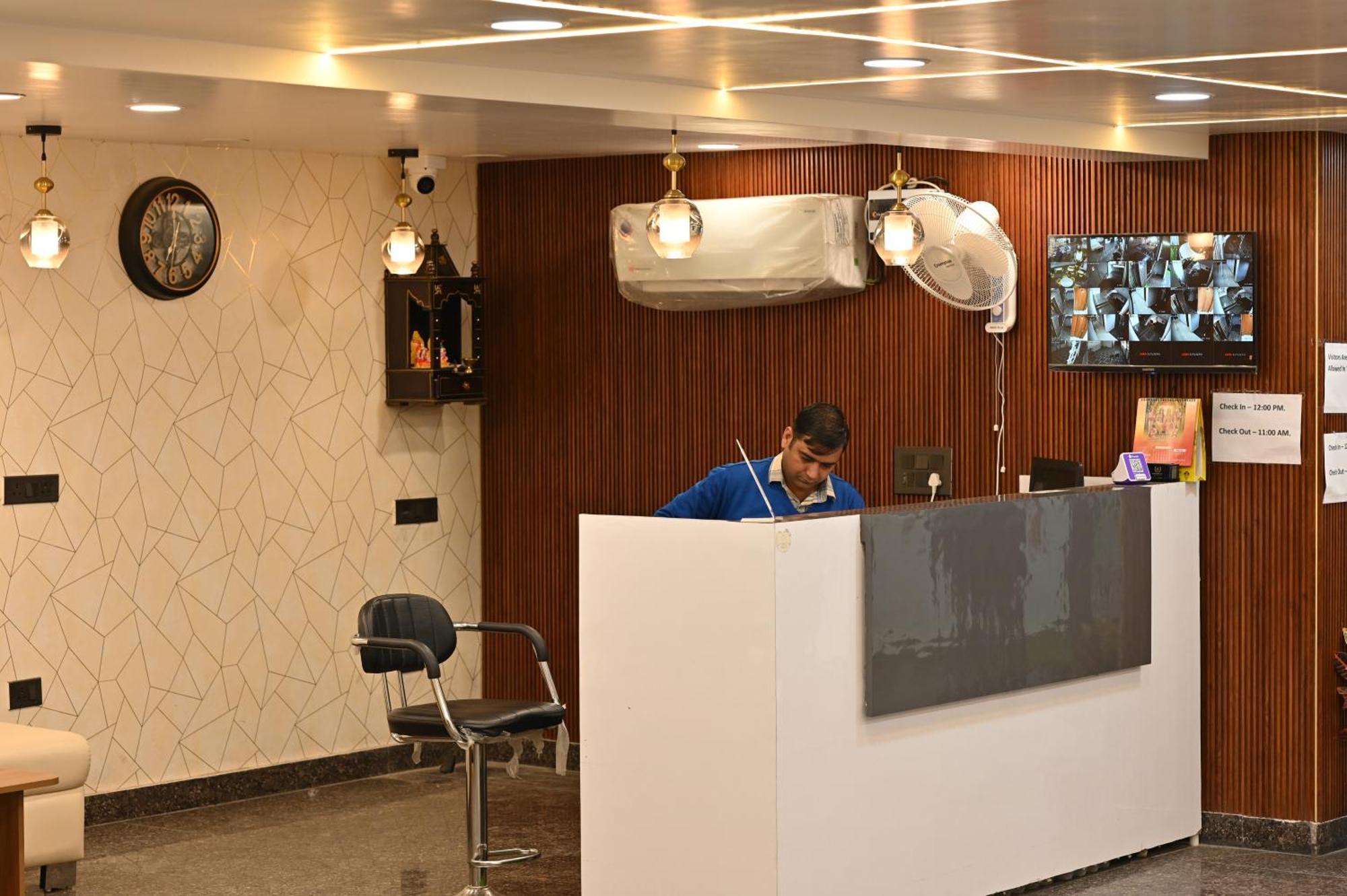Hotel Down Town Paschim Vihar Дели Экстерьер фото
