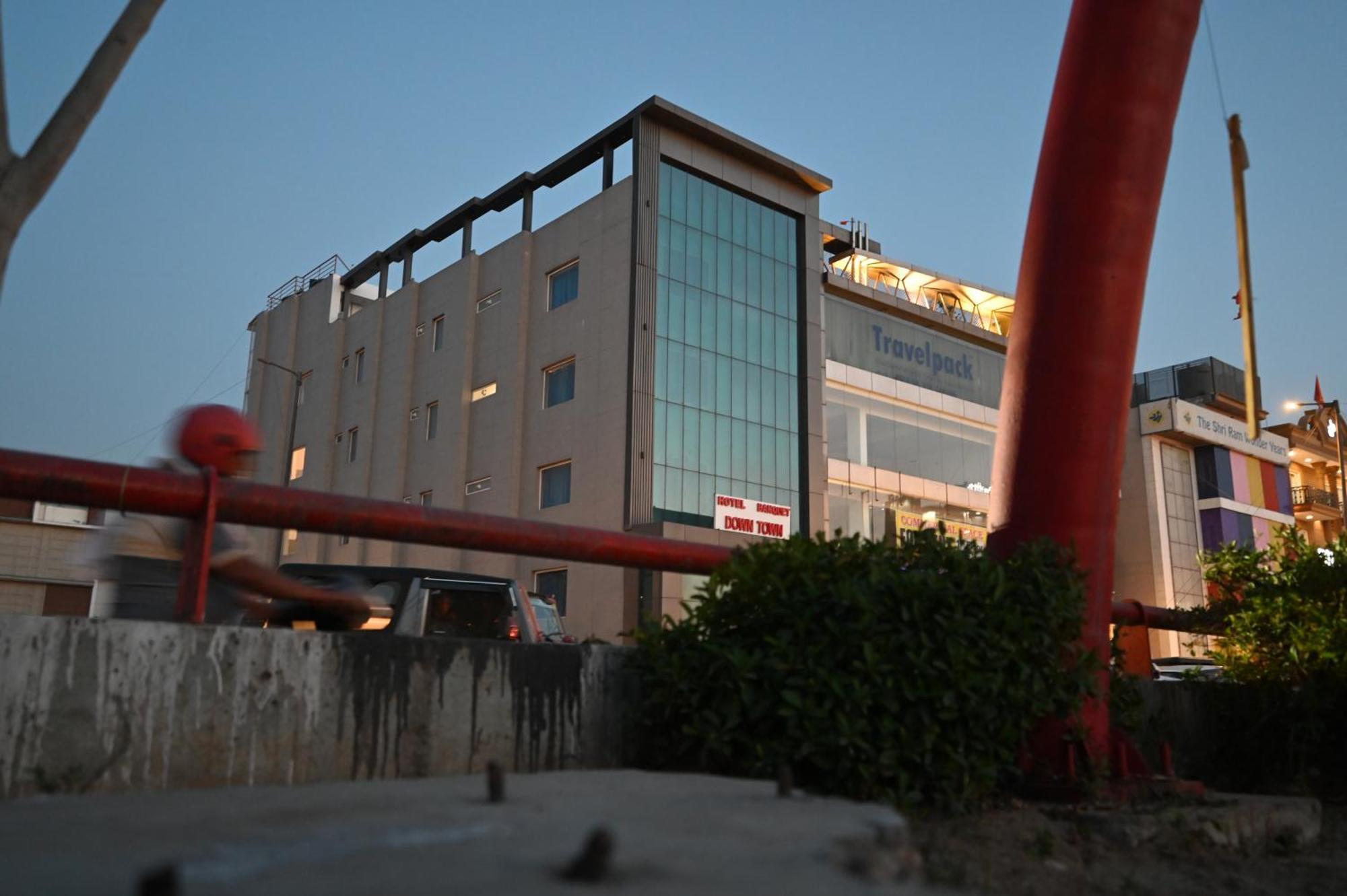 Hotel Down Town Paschim Vihar Дели Экстерьер фото