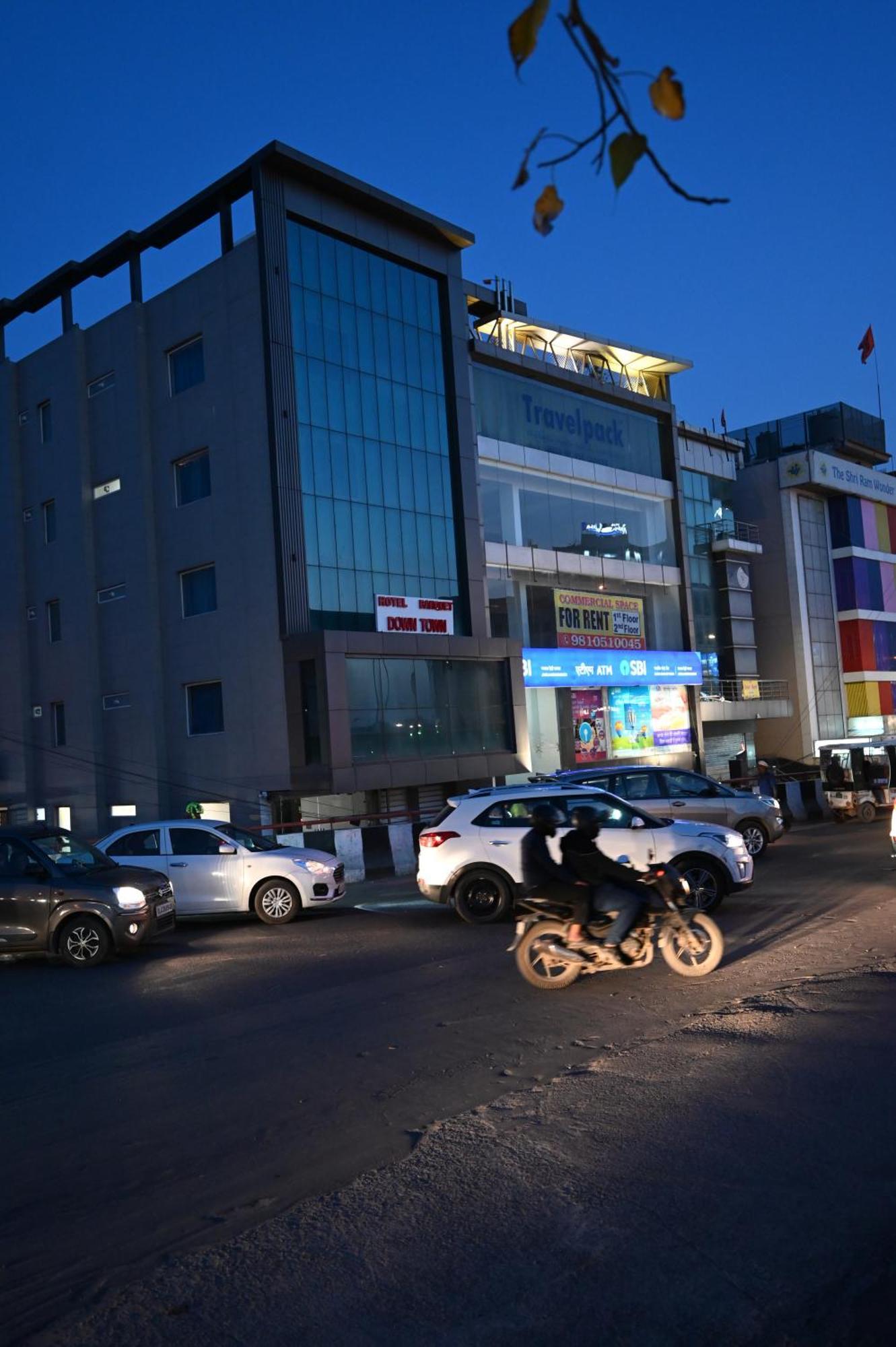 Hotel Down Town Paschim Vihar Дели Экстерьер фото
