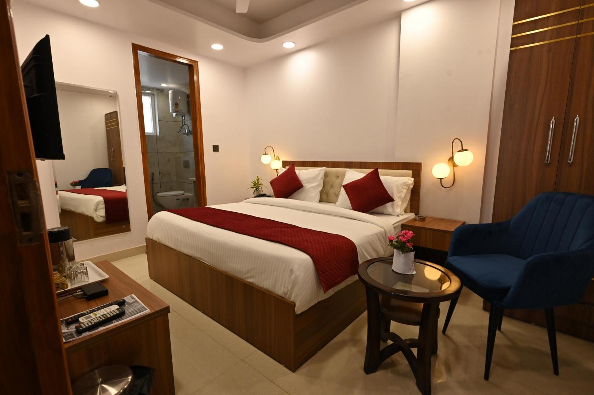 Hotel Down Town Paschim Vihar Дели Экстерьер фото