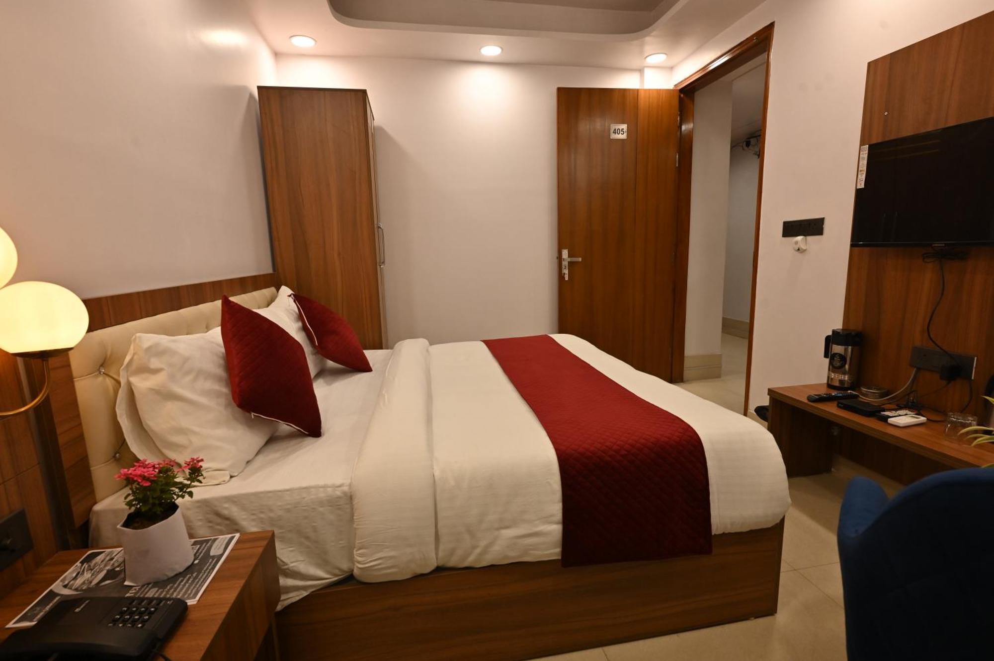 Hotel Down Town Paschim Vihar Дели Экстерьер фото