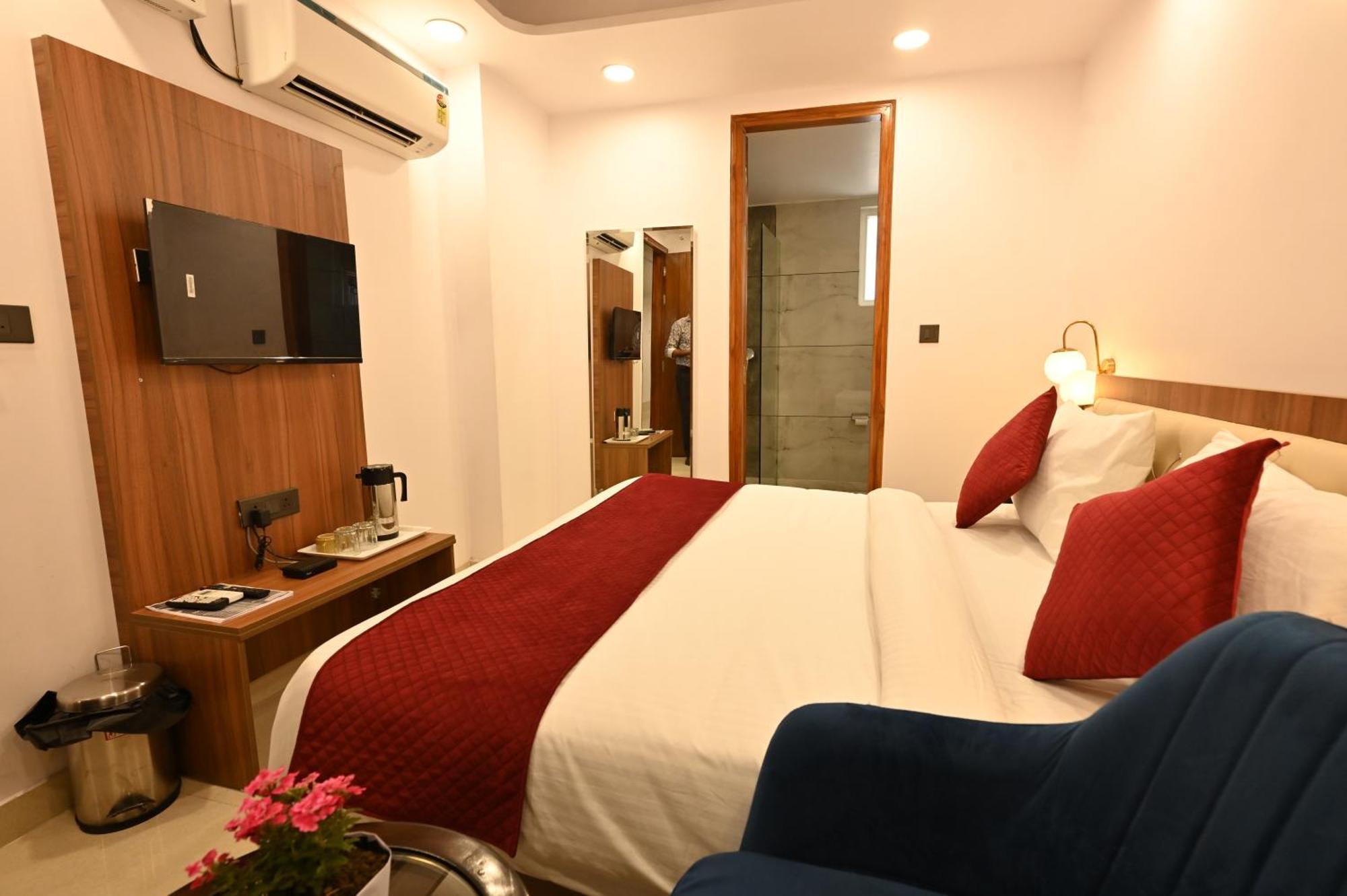 Hotel Down Town Paschim Vihar Дели Экстерьер фото