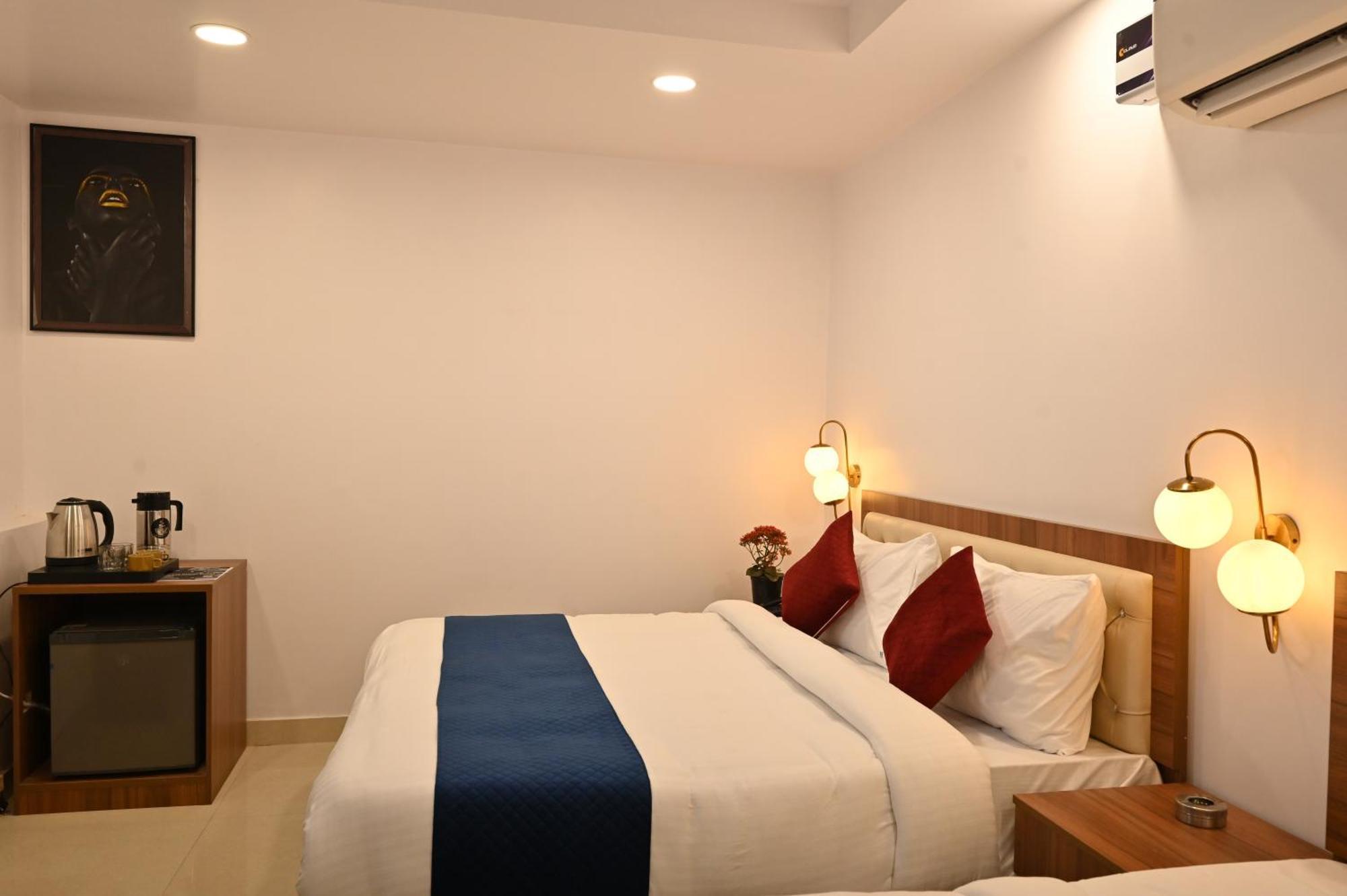 Hotel Down Town Paschim Vihar Дели Экстерьер фото