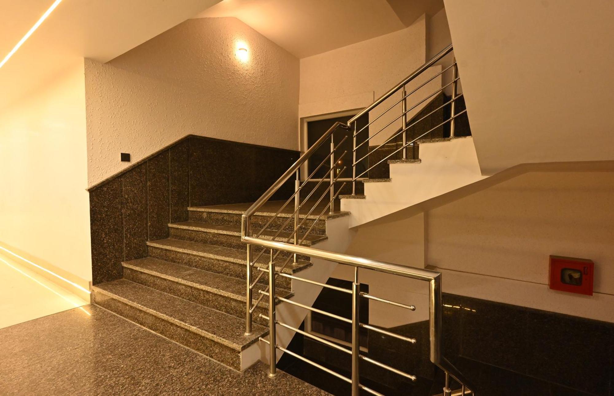 Hotel Down Town Paschim Vihar Дели Экстерьер фото
