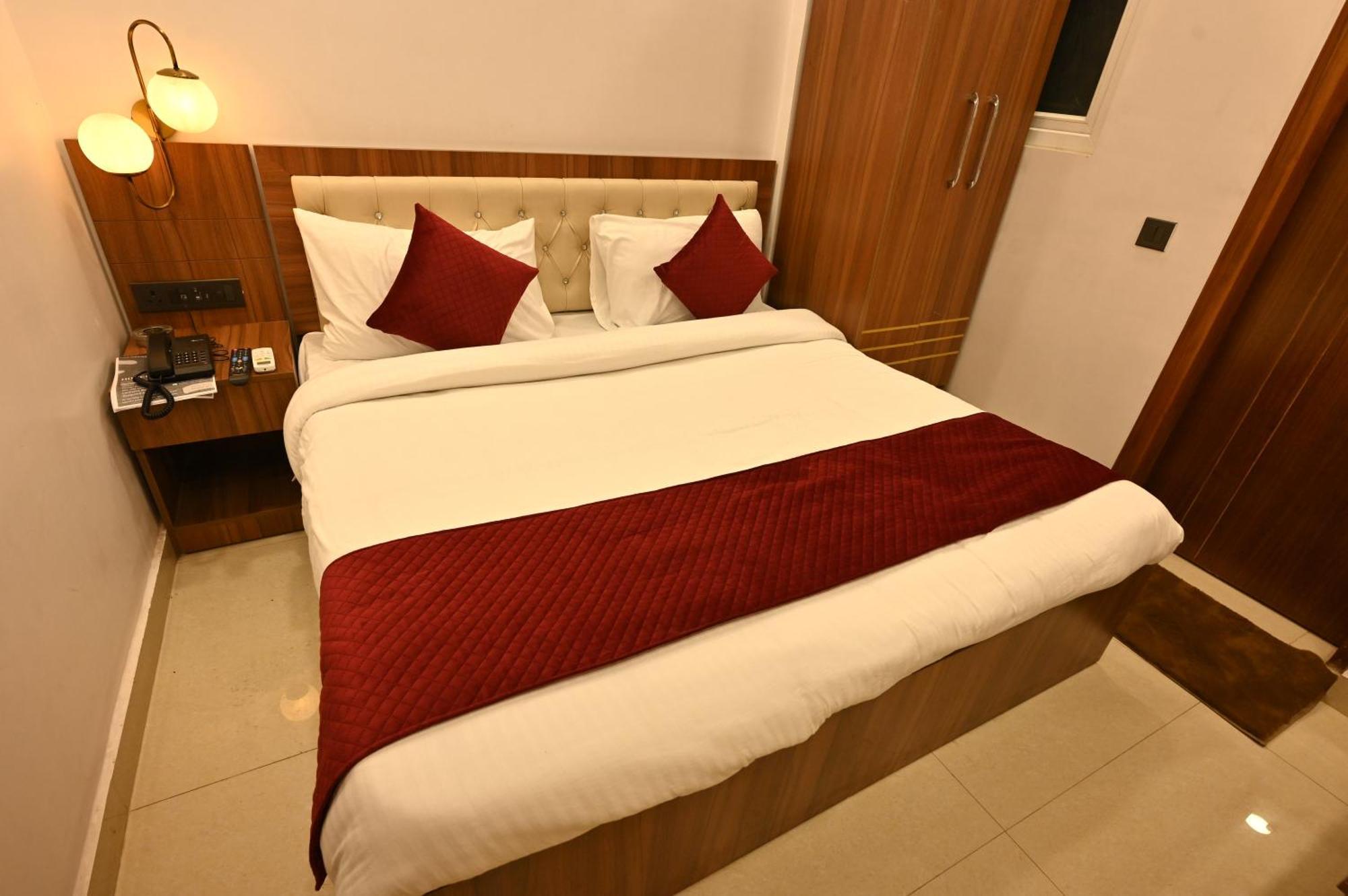 Hotel Down Town Paschim Vihar Дели Экстерьер фото