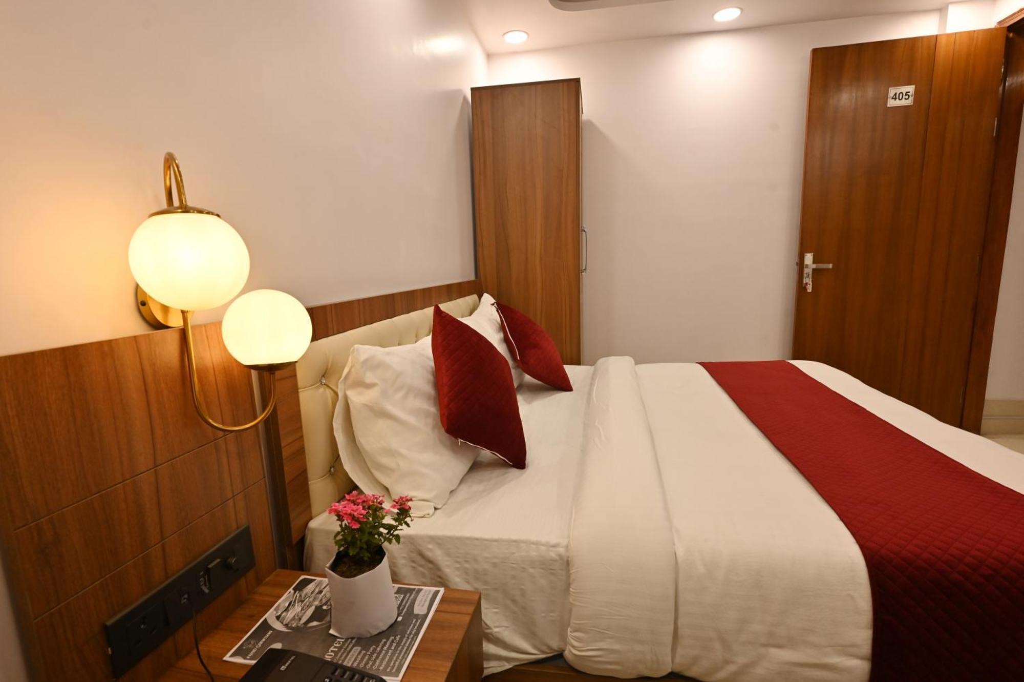 Hotel Down Town Paschim Vihar Дели Экстерьер фото
