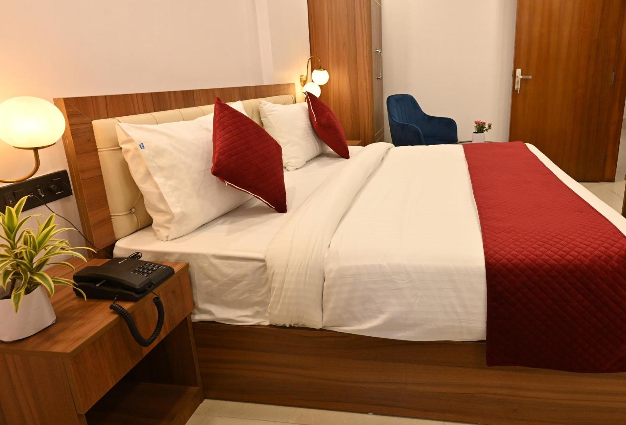 Hotel Down Town Paschim Vihar Дели Экстерьер фото